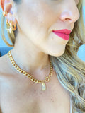 Chocker Chunky cadena dorada, broche marinero y placa con inicial y cristales incrustados